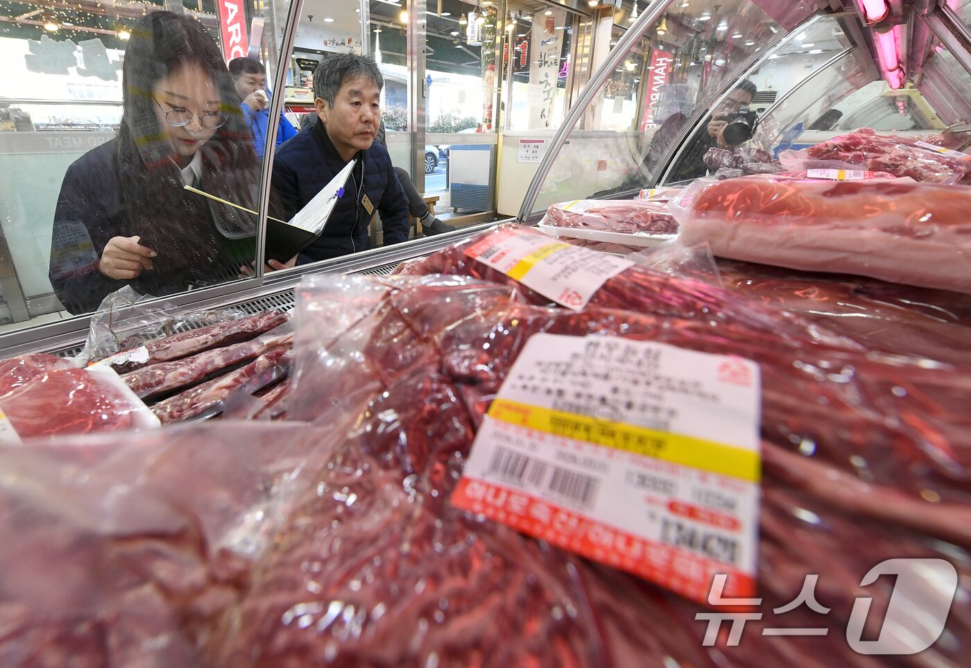 본문 이미지 - 민족 대명절 설을 2주 앞둔 3일 경기 수원시 팔달구 못골시장에서 국립농산물품질관리원 경기지원 수원사무소 관계자들이 설을 앞두고 원산지 표시 점검을 하고 있다. (공동취재) 2026.2.3/뉴스1 ⓒ News1 김영운 기자