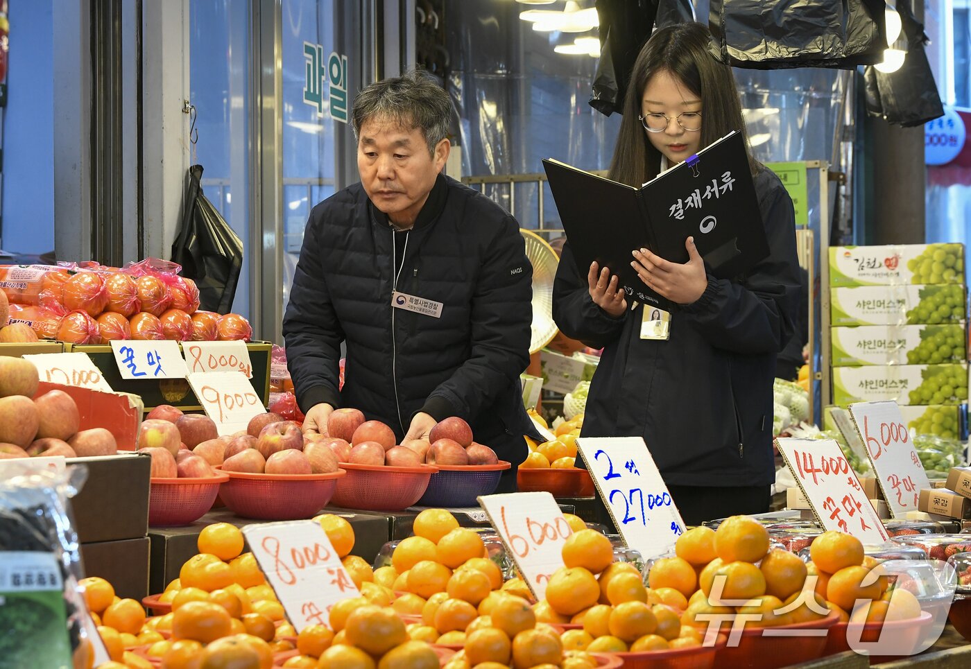 본문 이미지 - 민족 대명절 설을 2주 앞둔 3일 경기 수원시 팔달구 못골시장에서 국립농산물품질관리원 경기지원 수원사무소 관계자들이 설을 앞두고 원산지 표시 점검을 하고 있다. (공동취재) 2026.2.3/뉴스1 ⓒ News1 김영운 기자