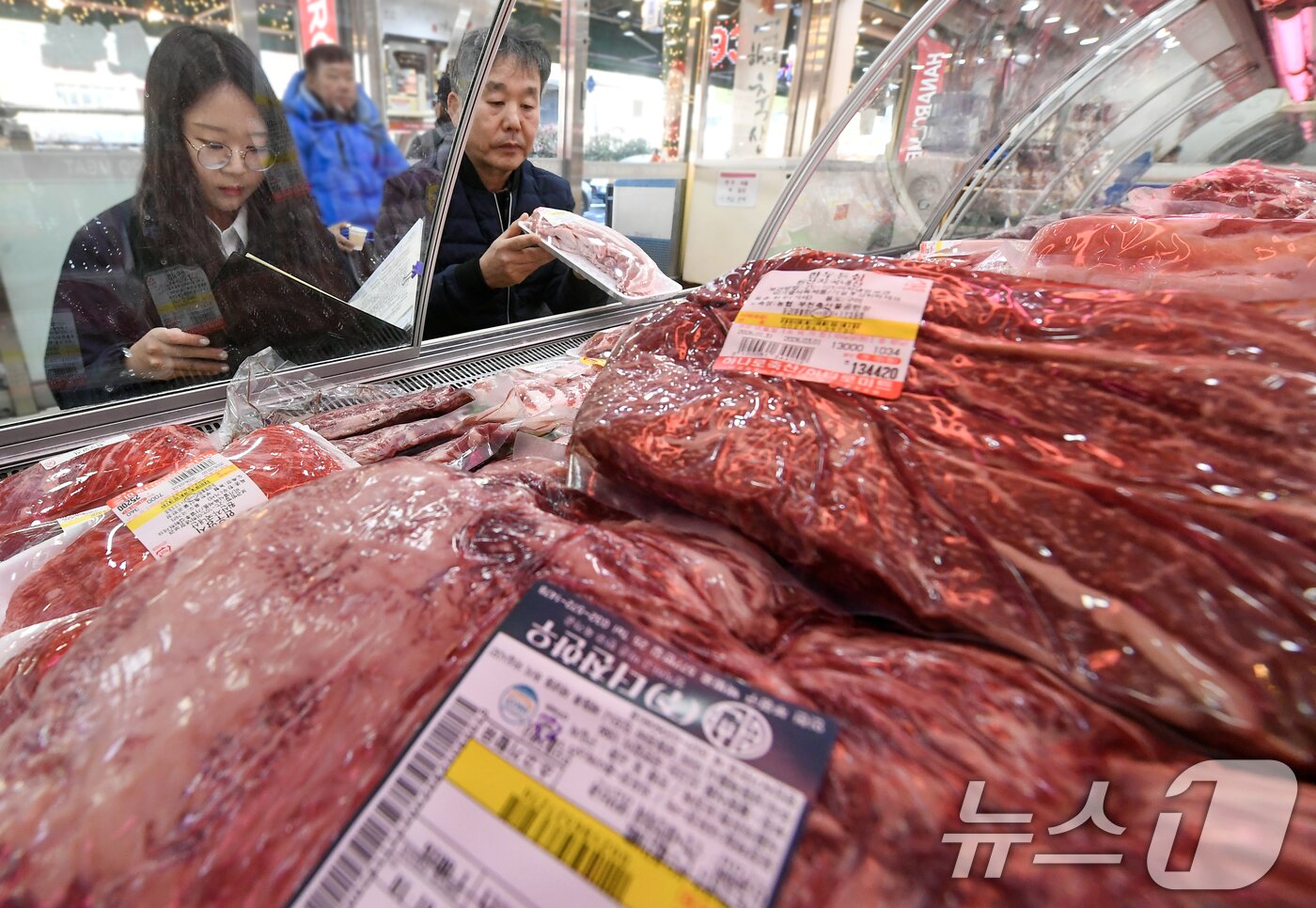 본문 이미지 - 민족 대명절 설을 2주 앞둔 3일 경기 수원시 팔달구 못골시장에서 국립농산물품질관리원 경기지원 수원사무소 관계자들이 설을 앞두고 원산지 표시 점검을 하고 있다. (공동취재) 2026.2.3/뉴스1 ⓒ News1 김영운 기자