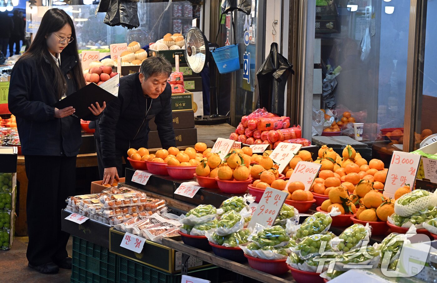 본문 이미지 - 민족 대명절 설을 2주 앞둔 3일 경기 수원시 팔달구 못골시장에서 국립농산물품질관리원 경기지원 수원사무소 관계자들이 설을 앞두고 원산지 표시 점검을 하고 있다. (공동취재) 2026.2.3/뉴스1 ⓒ News1 김영운 기자