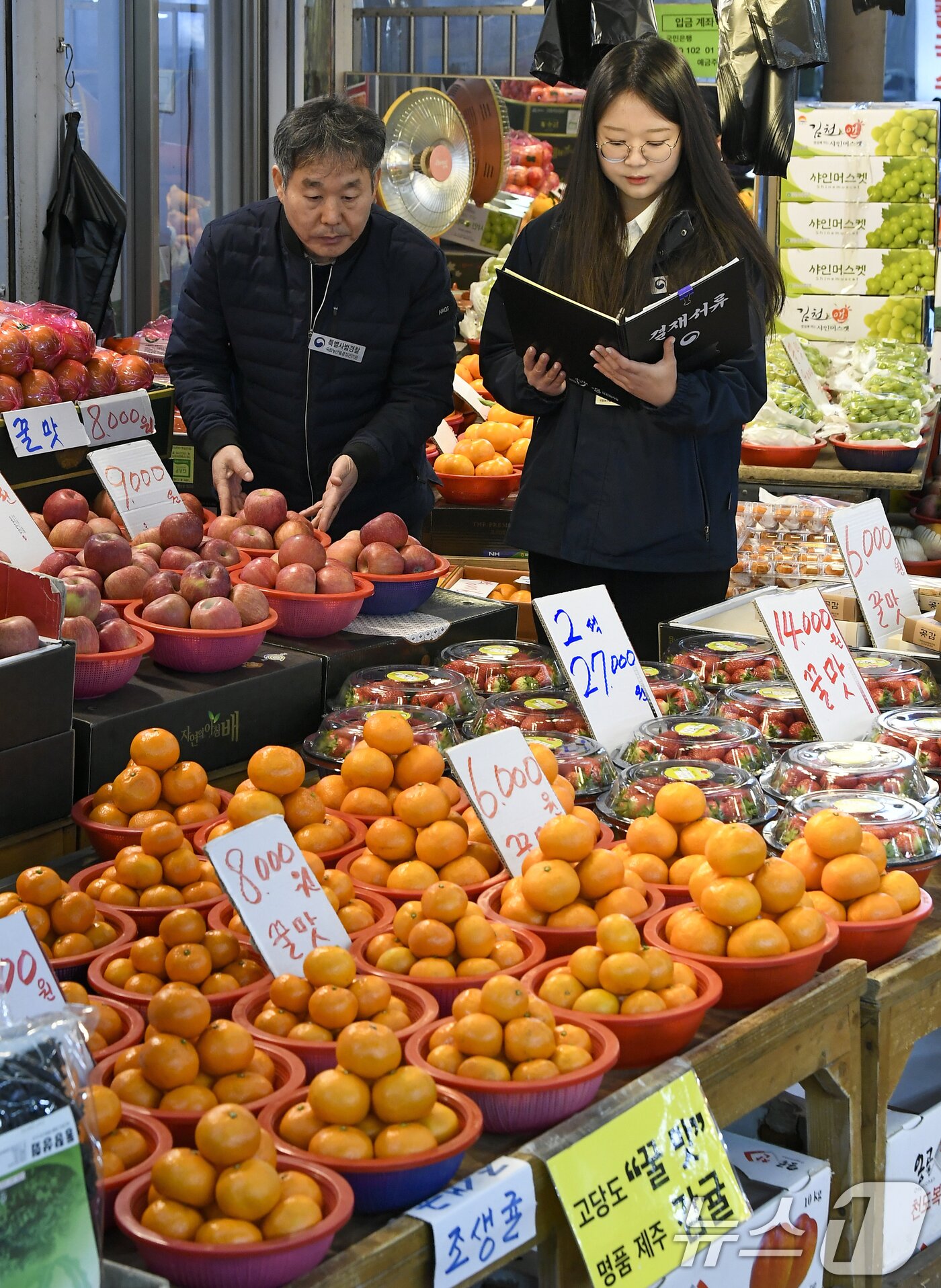 본문 이미지 - 민족 대명절 설을 2주 앞둔 3일 경기 수원시 팔달구 못골시장에서 국립농산물품질관리원 경기지원 수원사무소 관계자들이 설을 앞두고 원산지 표시 점검을 하고 있다. (공동취재) 2026.2.3/뉴스1 ⓒ News1 김영운 기자
