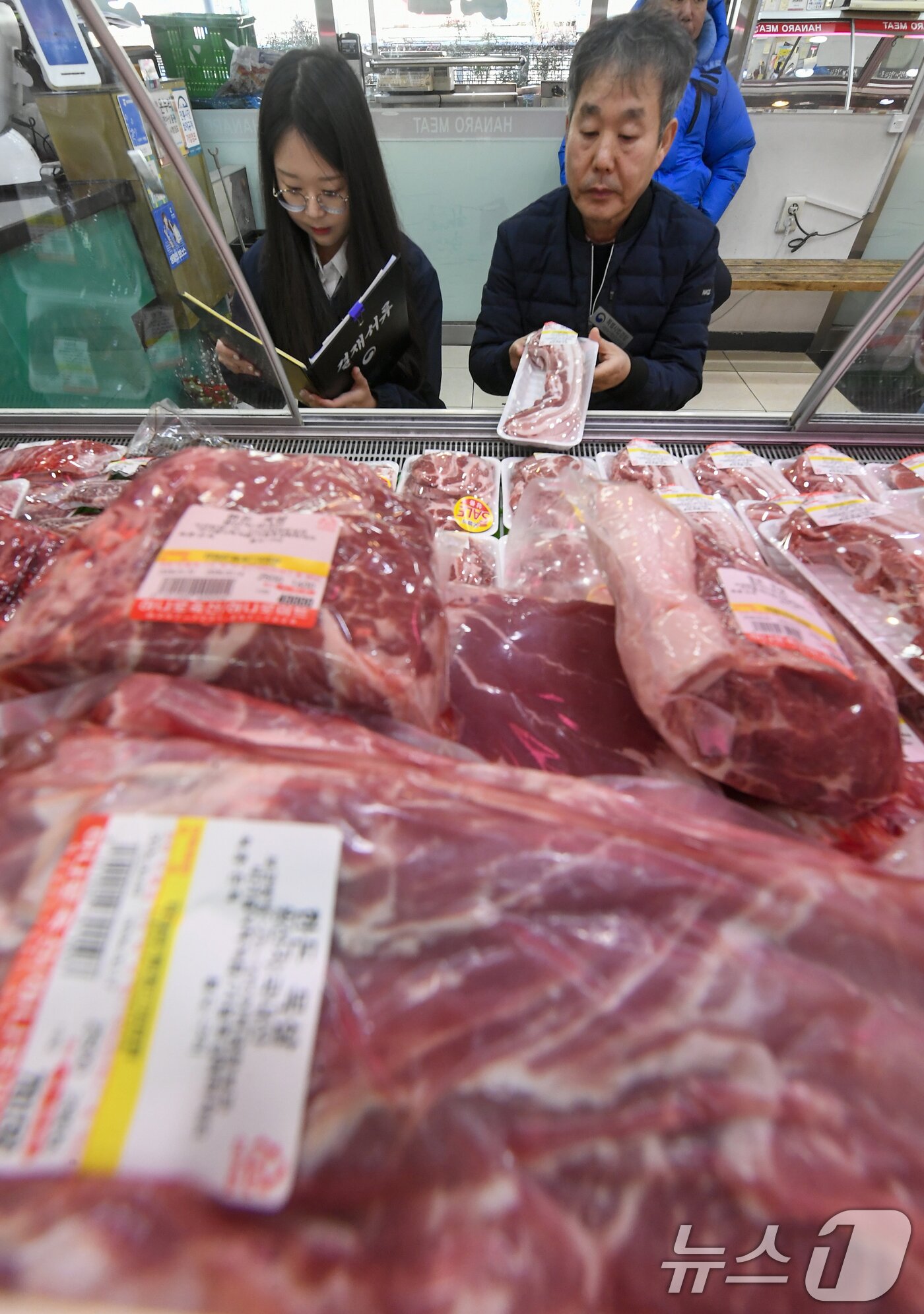 본문 이미지 - 민족 대명절 설을 2주 앞둔 3일 경기 수원시 팔달구 못골시장에서 국립농산물품질관리원 경기지원 수원사무소 관계자들이 설을 앞두고 원산지 표시 점검을 하고 있다. (공동취재) 2026.2.3/뉴스1 ⓒ News1 김영운 기자