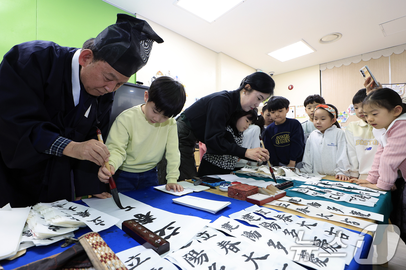 (서울=뉴스1) 박정호 기자 = 절기상 입춘(入春)을 하루 앞둔 3일 서울시 송파구 올림픽로 송파구청 어린이집에서 원생들이 송파서화협회 조평익 협회장, 고은숙 이사와 함께 '입춘대 …