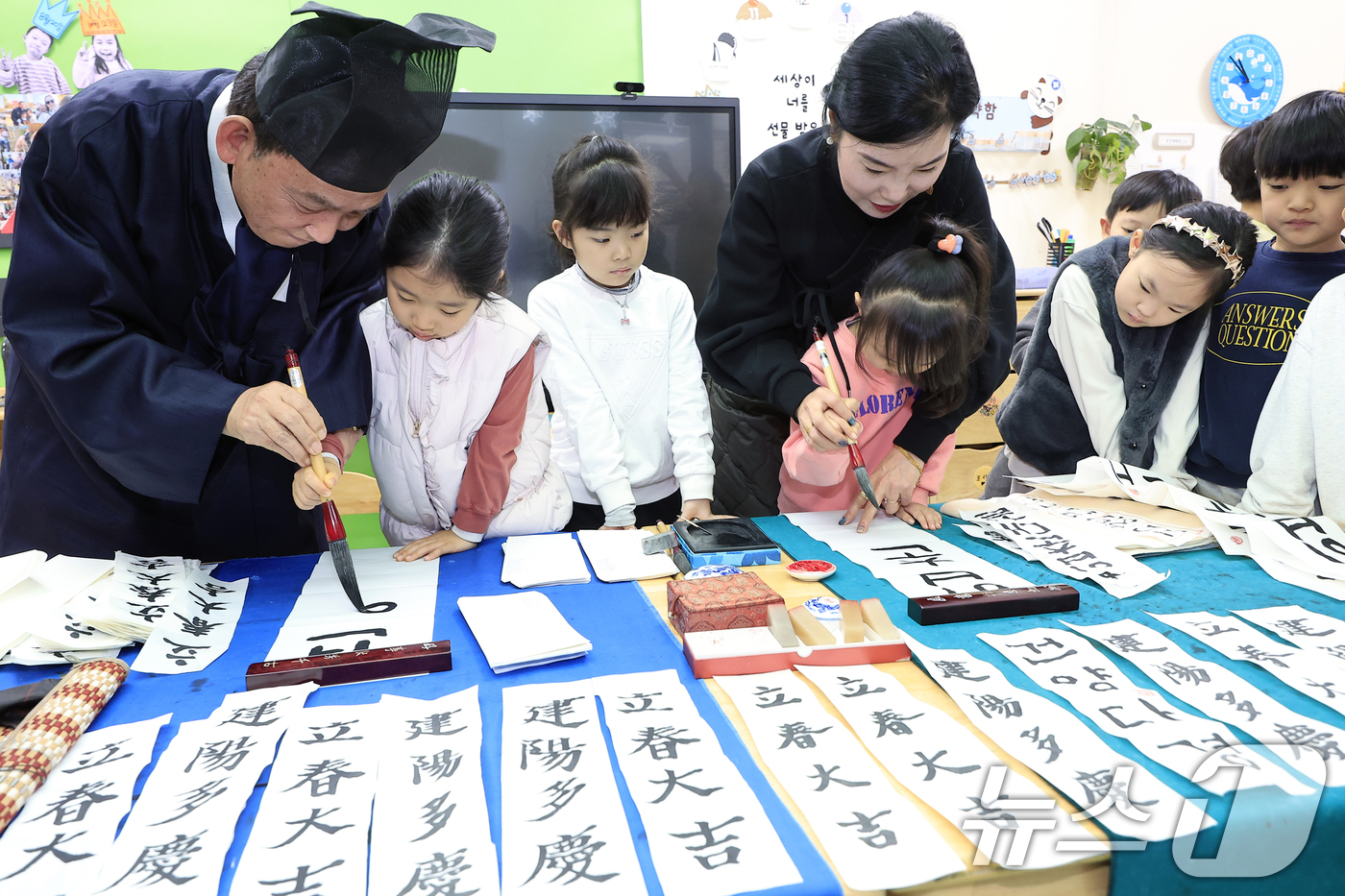 (서울=뉴스1) 박정호 기자 = 절기상 입춘(入春)을 하루 앞둔 3일 서울시 송파구 올림픽로 송파구청 어린이집에서 원생들이 송파서화협회 조평익 협회장, 고은숙 이사와 함께 '입춘대 …