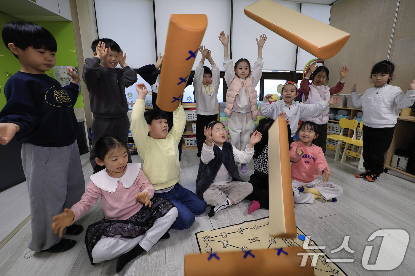 (서울=뉴스1) 박정호 기자 = 절기상 입춘(入春)을 하루 앞둔 3일 서울시 송파구 올림픽로 송파구청 어린이집에서 원생들이 '입춘대길', '건양다경' 입춘첩 쓰기 체험 후 윳놀이를 …