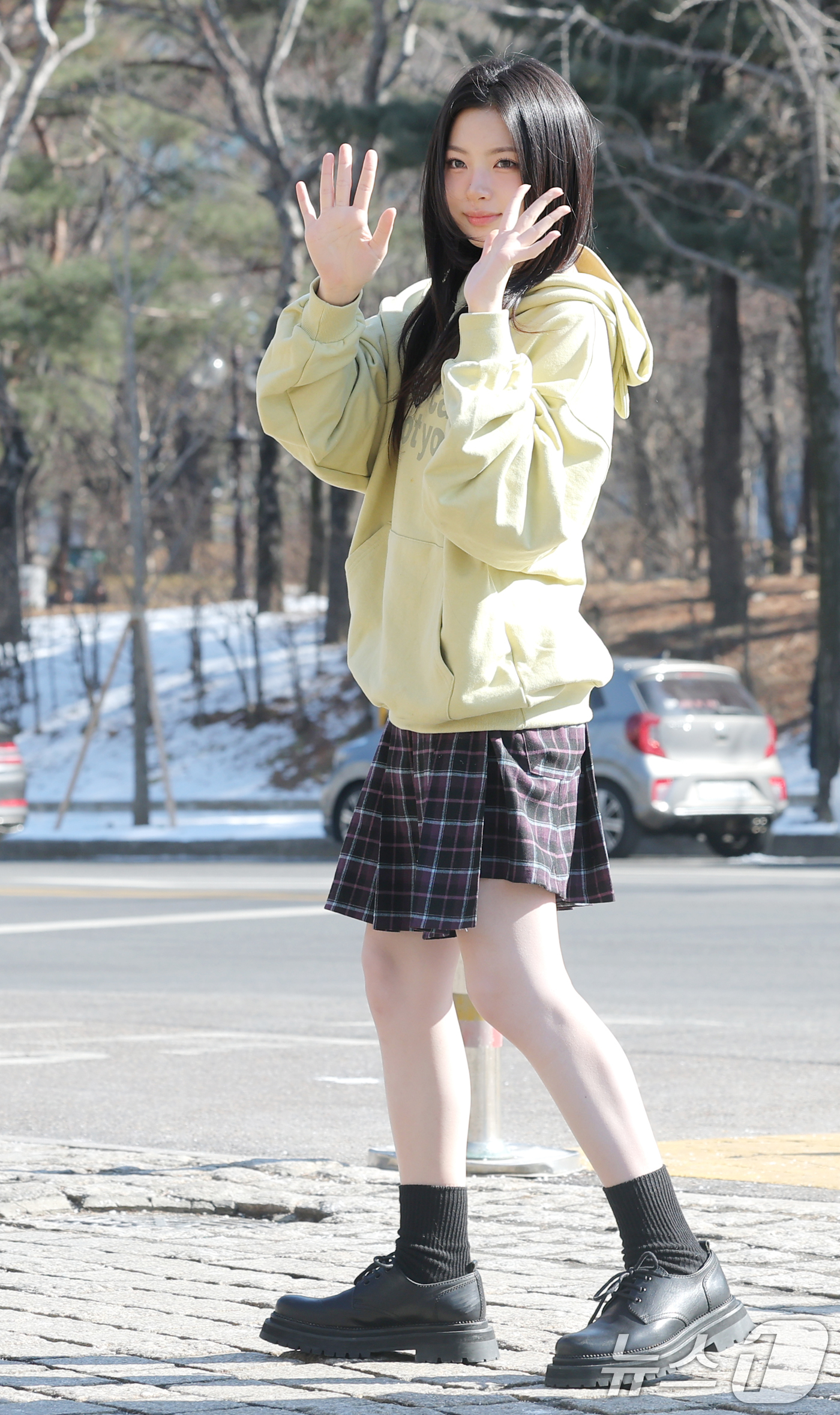 (서울=뉴스1) 권현진 기자 = 그룹 키키 키야가 라디오 '이은지의 가요광장' 출연을 위해 3일 서울 영등포구 KBS 본관으로 들어서며 인사를 하고 있다. 2026.2.3/뉴스1