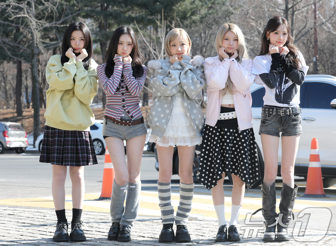 (서울=뉴스1) 권현진 기자 = 그룹 키키 키야(왼쪽부터)와 이솔, 지유, 하음, 수이가 라디오 '이은지의 가요광장' 출연을 위해 3일 서울 영등포구 KBS 본관으로 들어서며 인사 …