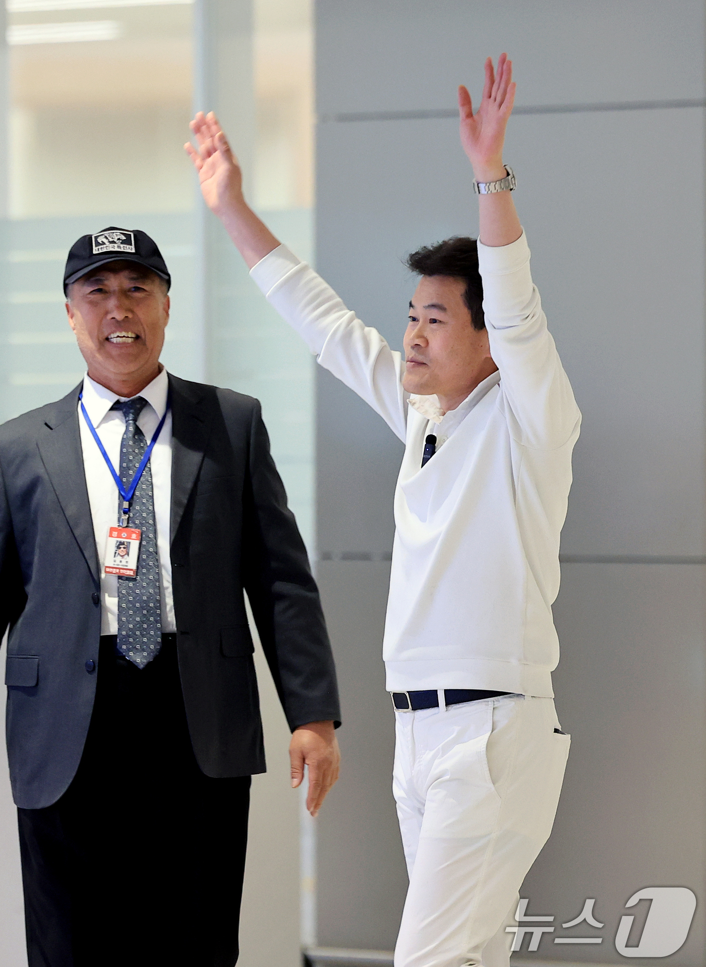 (인천공항=뉴스1) 이호윤 기자 = 전한길 전 한국사 강사가 3일 인천국제공항 제2여객터미널로 귀국해 지지자들을 향해 손을 흔들고 있다. 2026.2.3/뉴스1