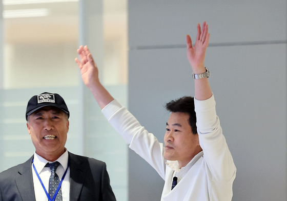 귀국해 지지자들에게 손흔드는 전한길