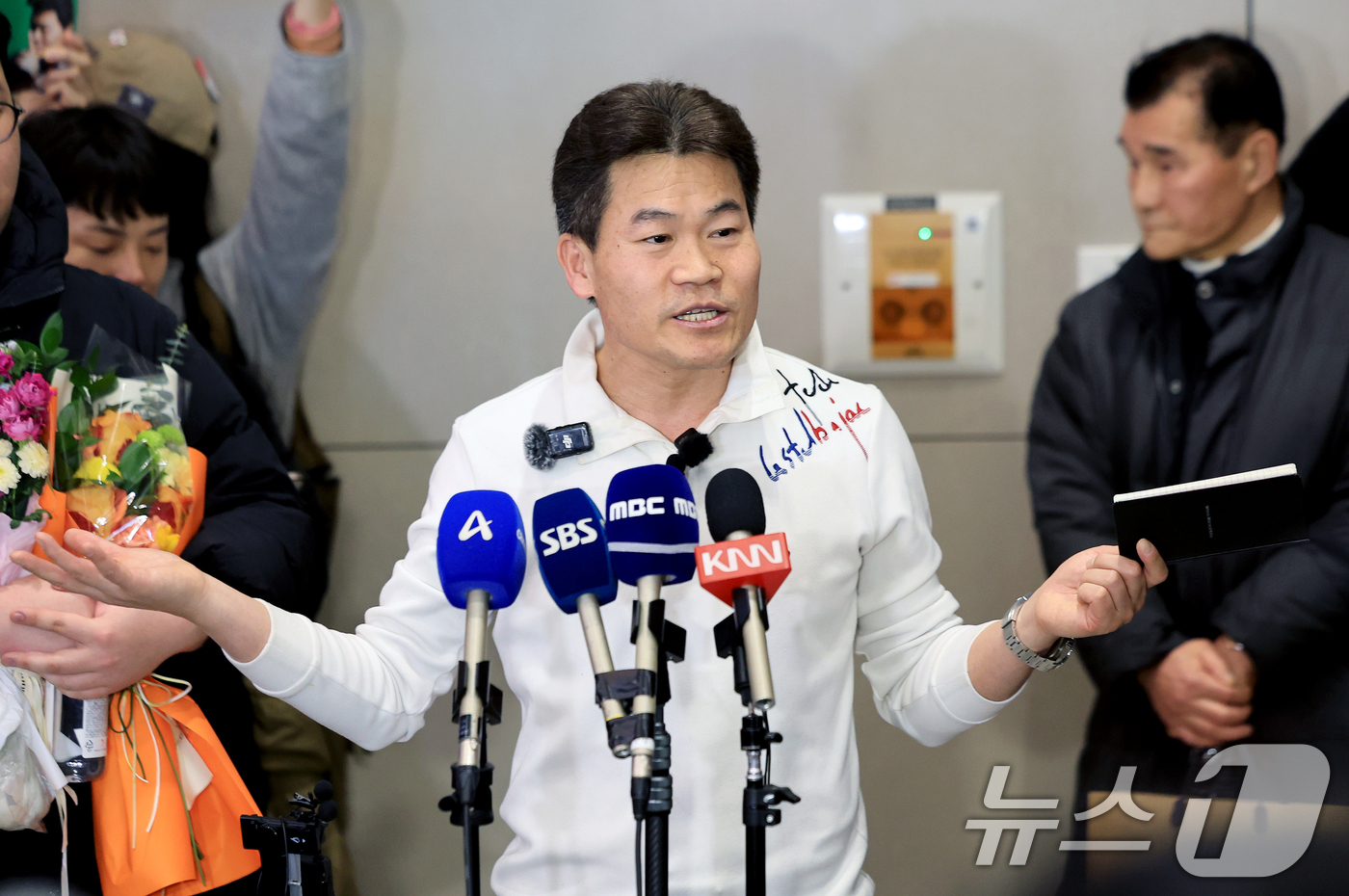 (인천공항=뉴스1) 이호윤 기자 = 전한길 전 한국사 강사가 3일 인천국제공항 제2여객터미널로 귀국해 기자회견을 갖고 있다. 2026.2.3/뉴스1