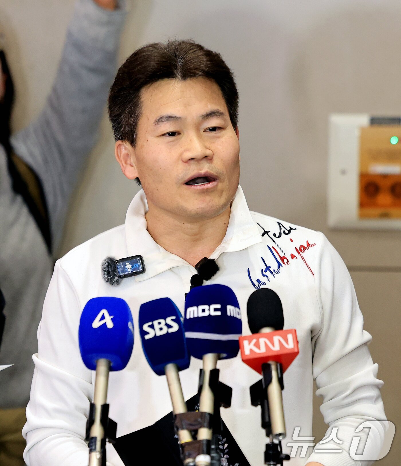 본문 이미지 - 전한길 전 한국사 강사가 3일 인천국제공항 제2여객터미널로 귀국해 기자회견을 갖고 있다. 2026.2.3/뉴스1 ⓒ News1 이호윤 기자