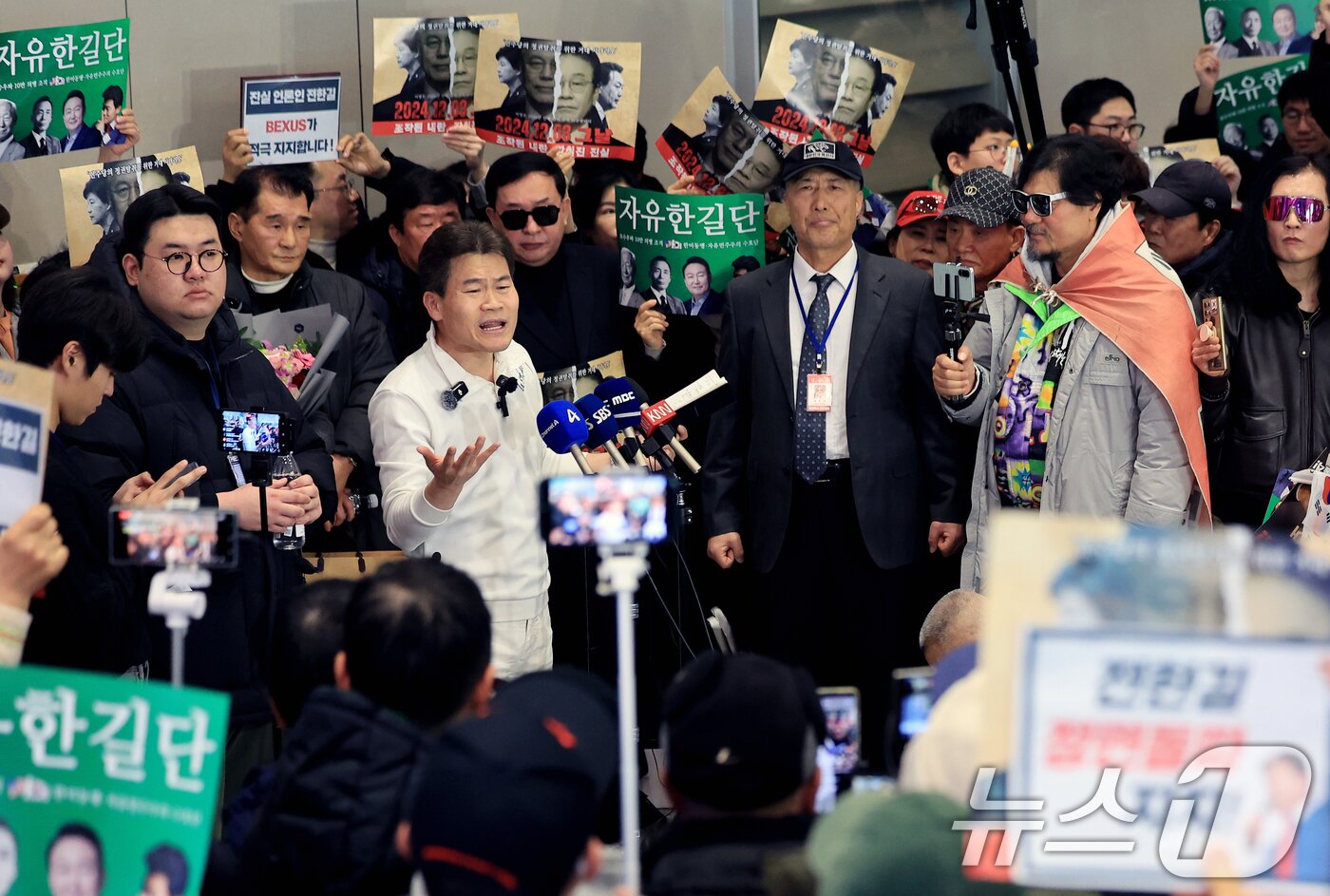 본문 이미지 - 전한길 전 한국사 강사가 3일 인천국제공항 제2여객터미널로 귀국해 기자회견을 갖고 있다. 2026.2.3/뉴스1 ⓒ News1 이호윤 기자