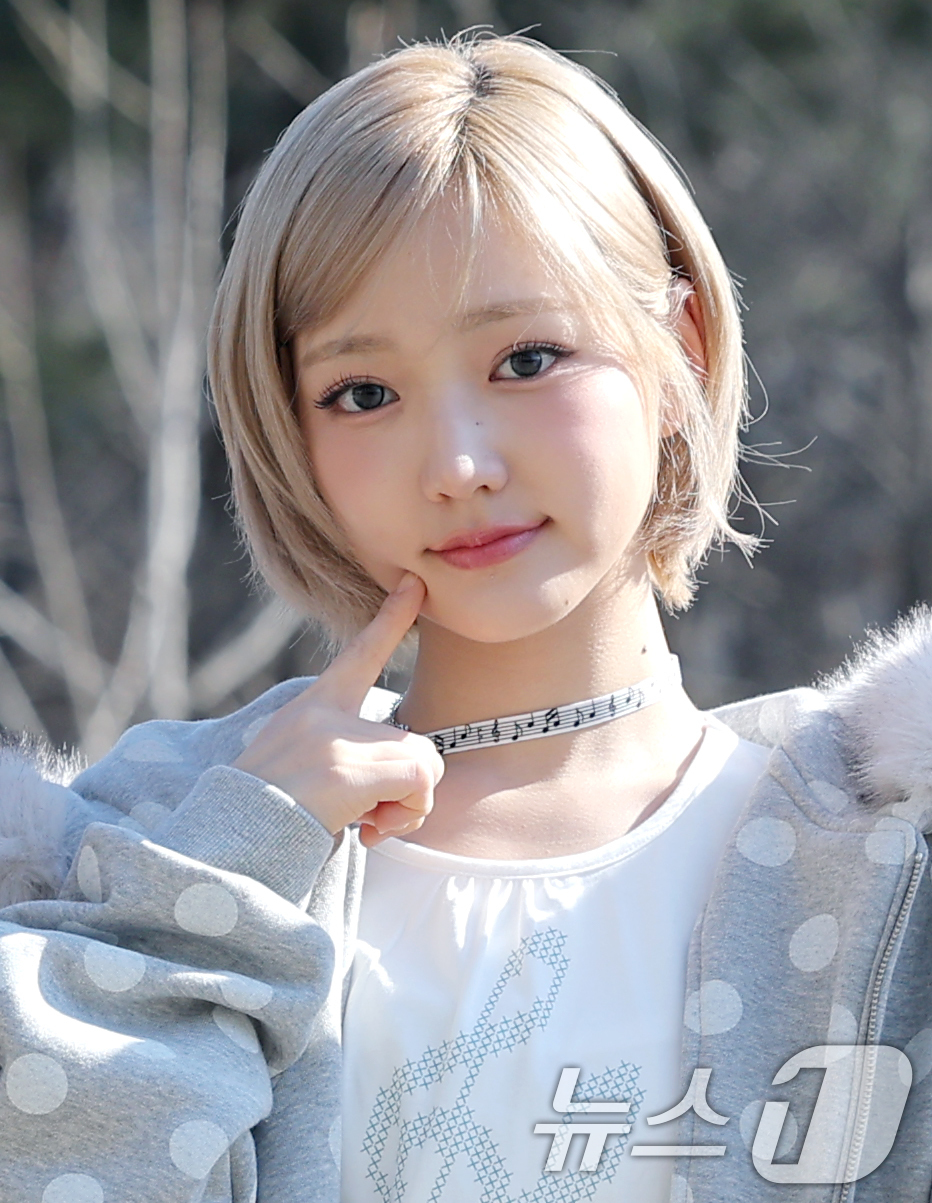 (서울=뉴스1) 권현진 기자 = 그룹 키키 지유가 라디오 '이은지의 가요광장' 출연을 위해 3일 서울 영등포구 KBS 본관으로 들어서며 인사를 하고 있다. 2026.2.3/뉴스1