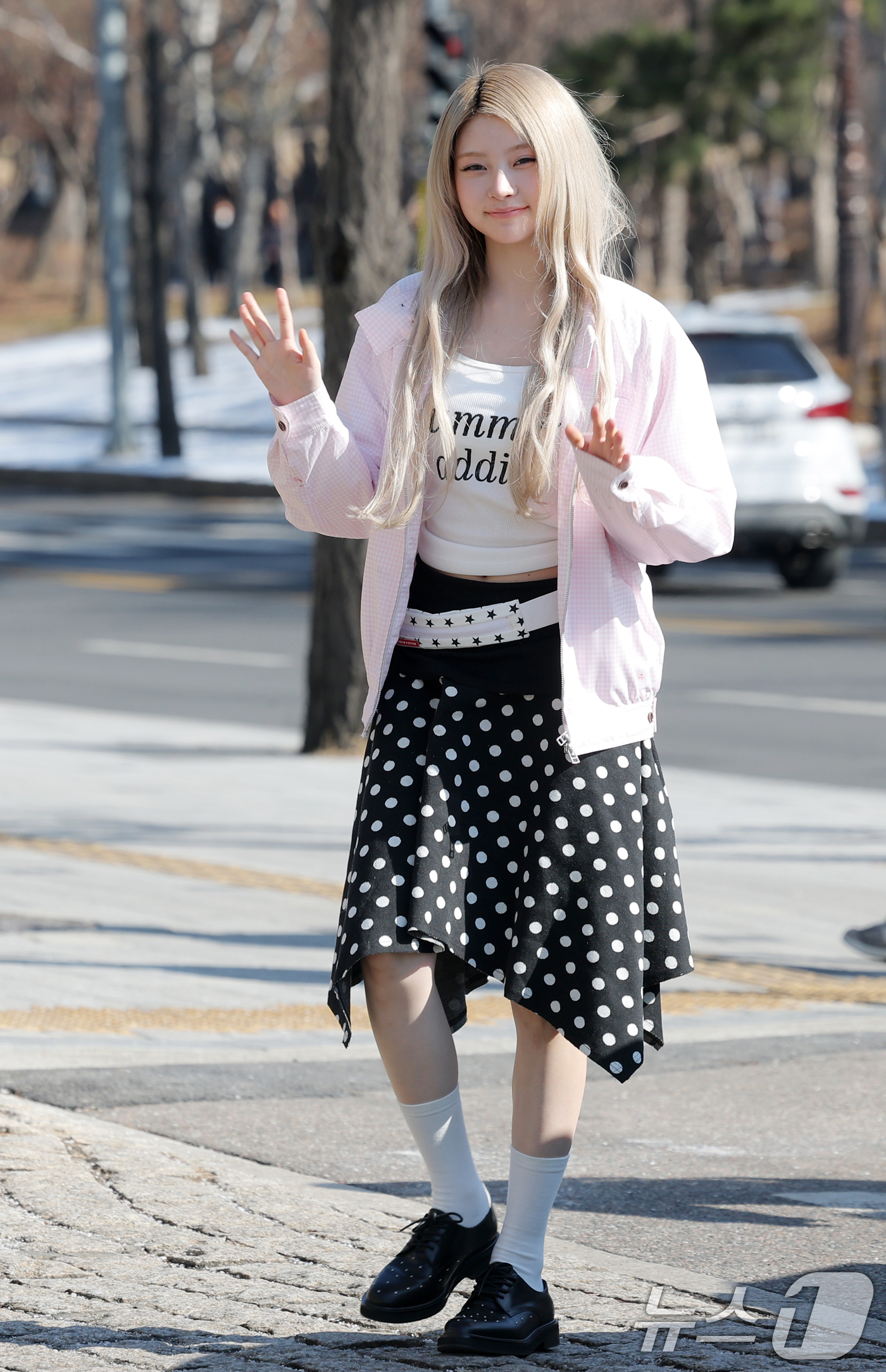 (서울=뉴스1) 권현진 기자 = 그룹 키키 하음이 라디오 '이은지의 가요광장' 출연을 위해 3일 서울 영등포구 KBS 본관으로 들어서며 인사를 하고 있다. 2026.2.3/뉴스1