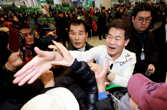 전한길 "경찰 출석 요구 응하려 귀국"…공항 극우 지지자 몰려 아우성