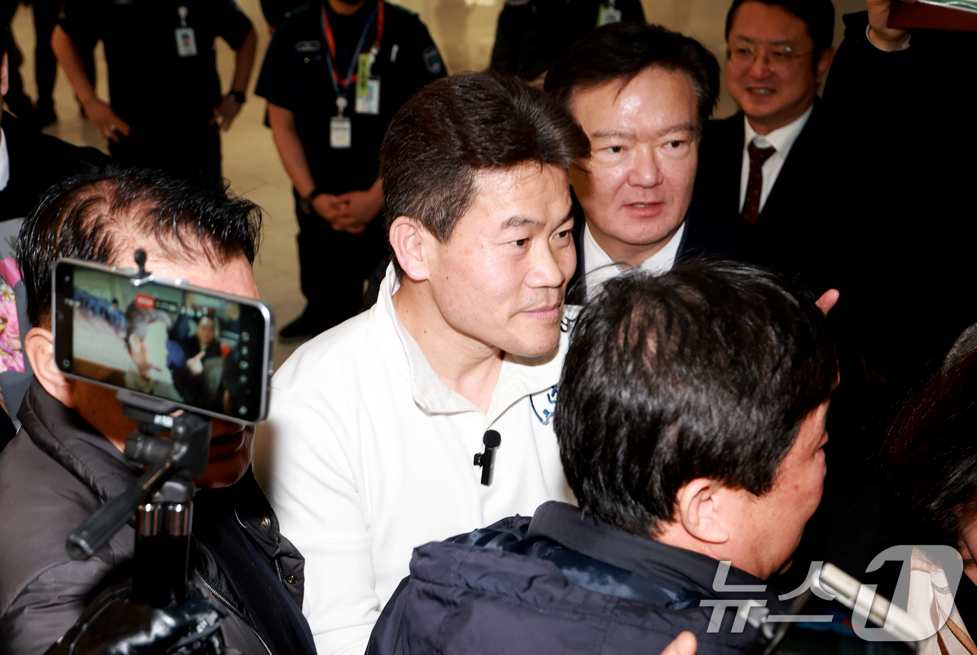 (인천공항=뉴스1) 이호윤 기자 = 전한길 전 한국사 강사가 3일 인천국제공항 제2여객터미널을 통해 귀국하고 있다. 2026.2.3/뉴스1