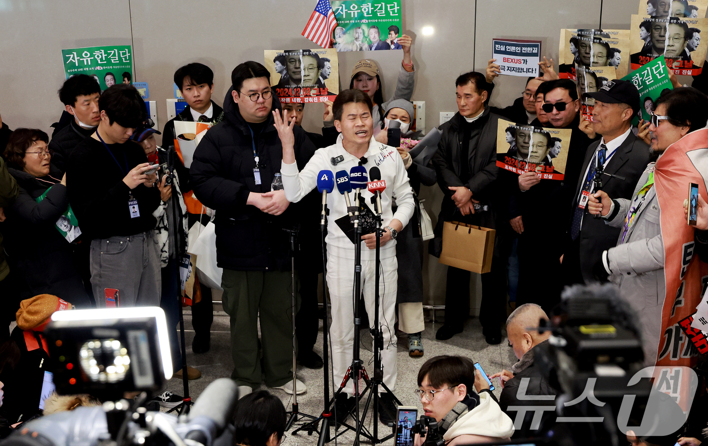 (인천공항=뉴스1) 이호윤 기자 = 전한길 전 한국사 강사가 3일 인천국제공항 제2여객터미널로 귀국해 기자회견을 갖고 있다. 2026.2.3/뉴스1