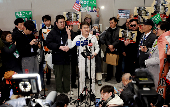 기자회견에서 입장 밝히는 전한길