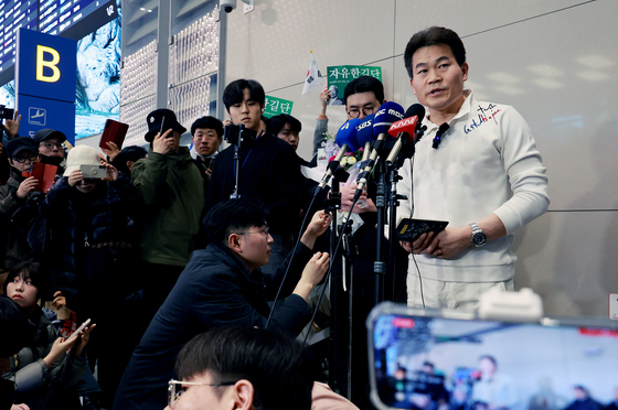 지지자들 앞에서 기자회견 갖는 전한길