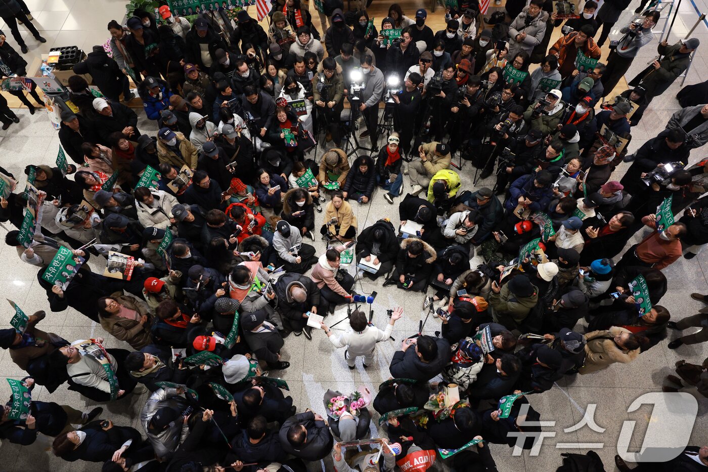 본문 이미지 - 전한길 전 한국사 강사가 3일 인천국제공항 제2여객터미널로 귀국해 기자회견을 갖고 있다. 2026.2.3/뉴스1 ⓒ News1 이호윤 기자