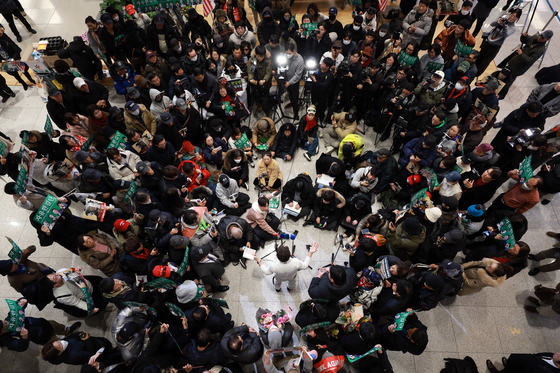"전한길 돌아왔다"…인천공항 운집한 지지자들