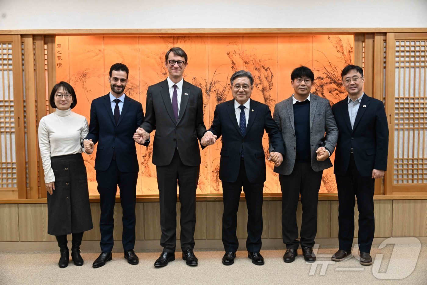 (서울=뉴스1) = 허민 국가유산청장이 3일 오전 서울 종로구 국립고궁박물관 접견실에서 필립 베르투 주한프랑스대사와 환담 후 기념촬영을 하고 있다. (국가유산청 제공. 재판매 및 …