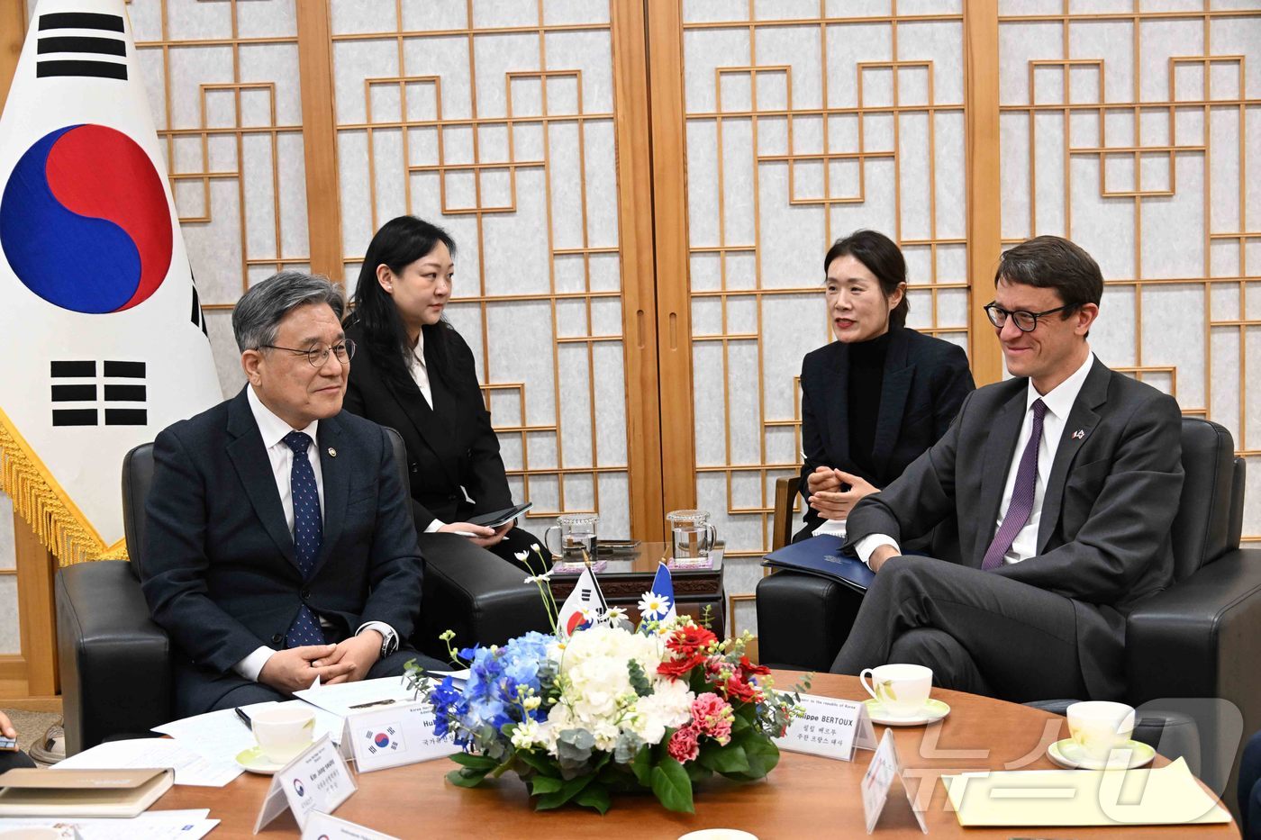(서울=뉴스1) = 허민 국가유산청장이 3일 오전 서울 종로구 국립고궁박물관 접견실에서 필립 베르투 주한프랑스대사를 만나 환담하고 있다. (국가유산청 제공. 재판매 및 DB 금지) …