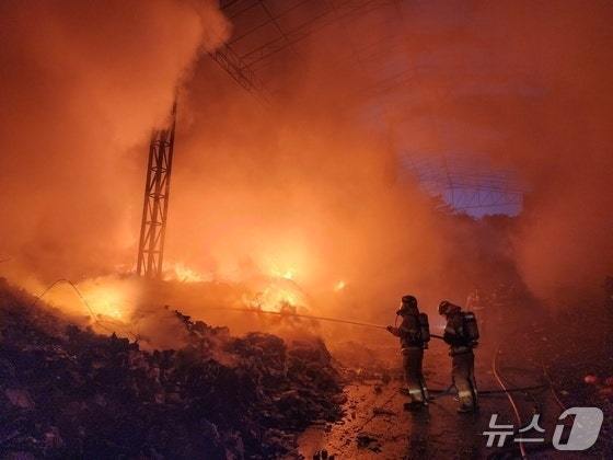 본문 이미지 - 단양군 매포읍 폐기물 업체 화재.(단양소방서 제공. 재판매 및 DB금지)/뉴스1 