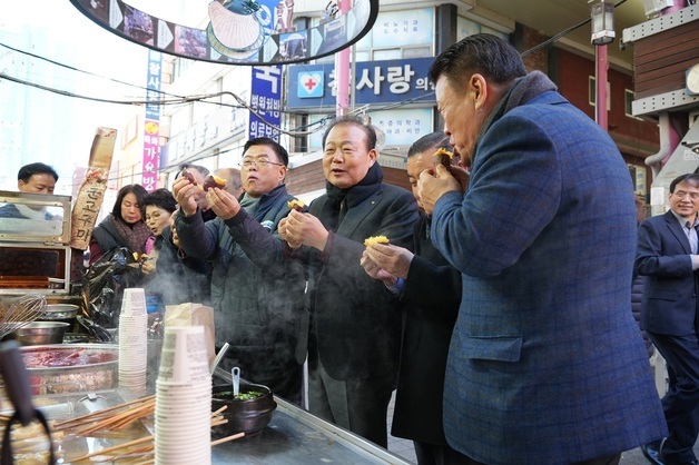 부산상의 회장단, 설 앞두고 초량전통시장 방문