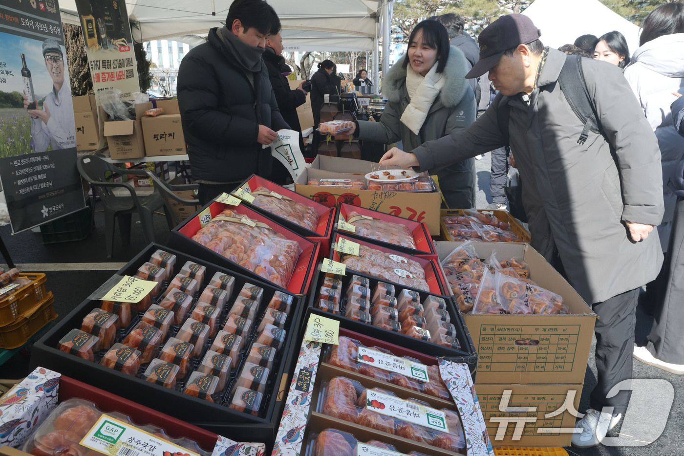(서울=뉴스1) 이광호 기자 = 3일 서울 강남구청에서 열린 2026 강남구 설맞이 직거래장터를 찾은 구민들이 상품을 구매하고 있다.이번 직거래 장터는 전국 40여 개 지자체와 8 …