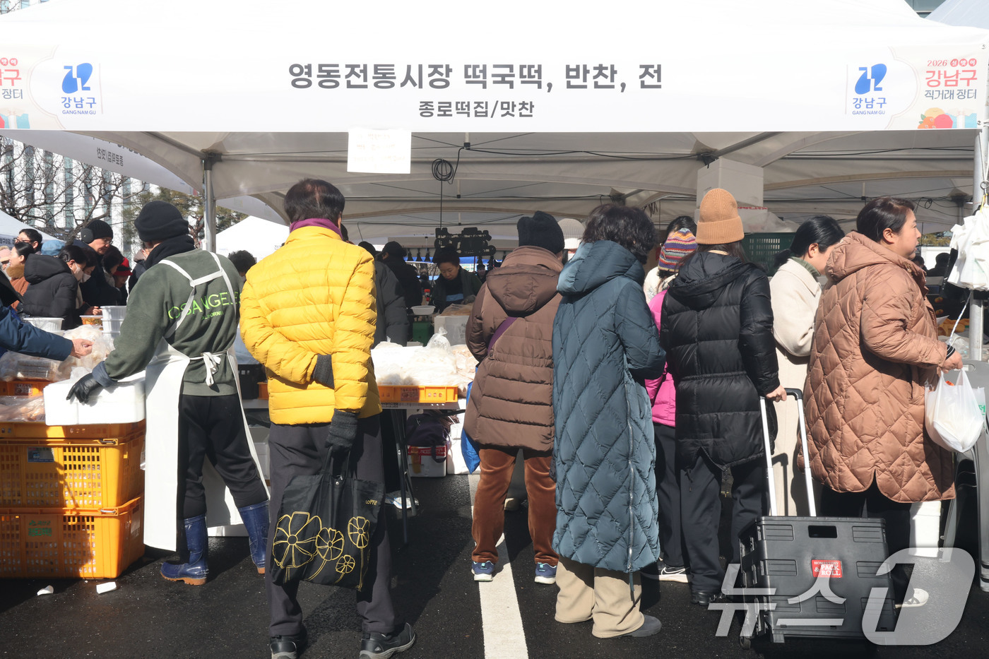 (서울=뉴스1) 이광호 기자 = 3일 서울 강남구청에서 열린 2026 강남구 설맞이 직거래장터를 찾은 구민들이 상품을 구매하고 있다.이번 직거래 장터는 전국 40여 개 지자체와 8 …