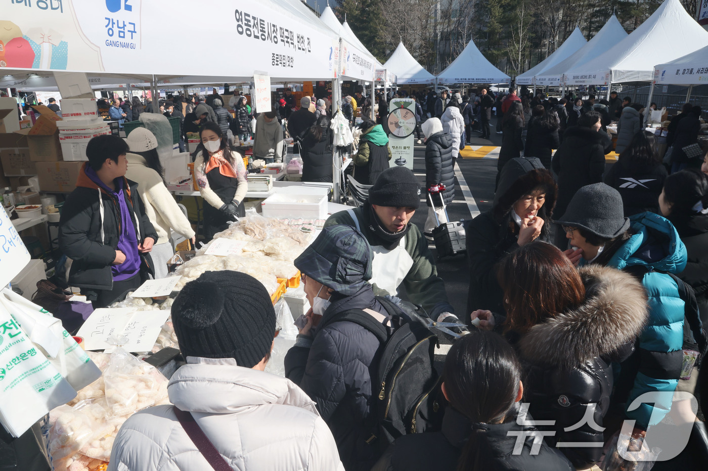 (서울=뉴스1) 이광호 기자 = 3일 서울 강남구청에서 열린 2026 강남구 설맞이 직거래장터를 찾은 구민들이 상품을 구매하고 있다.이번 직거래 장터는 전국 40여 개 지자체와 8 …