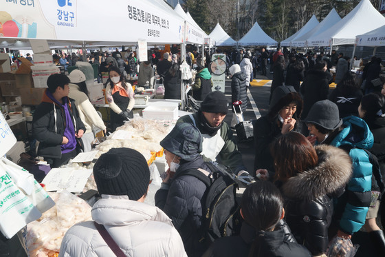 붐비는 강남구 설맞이 직거래 장터
