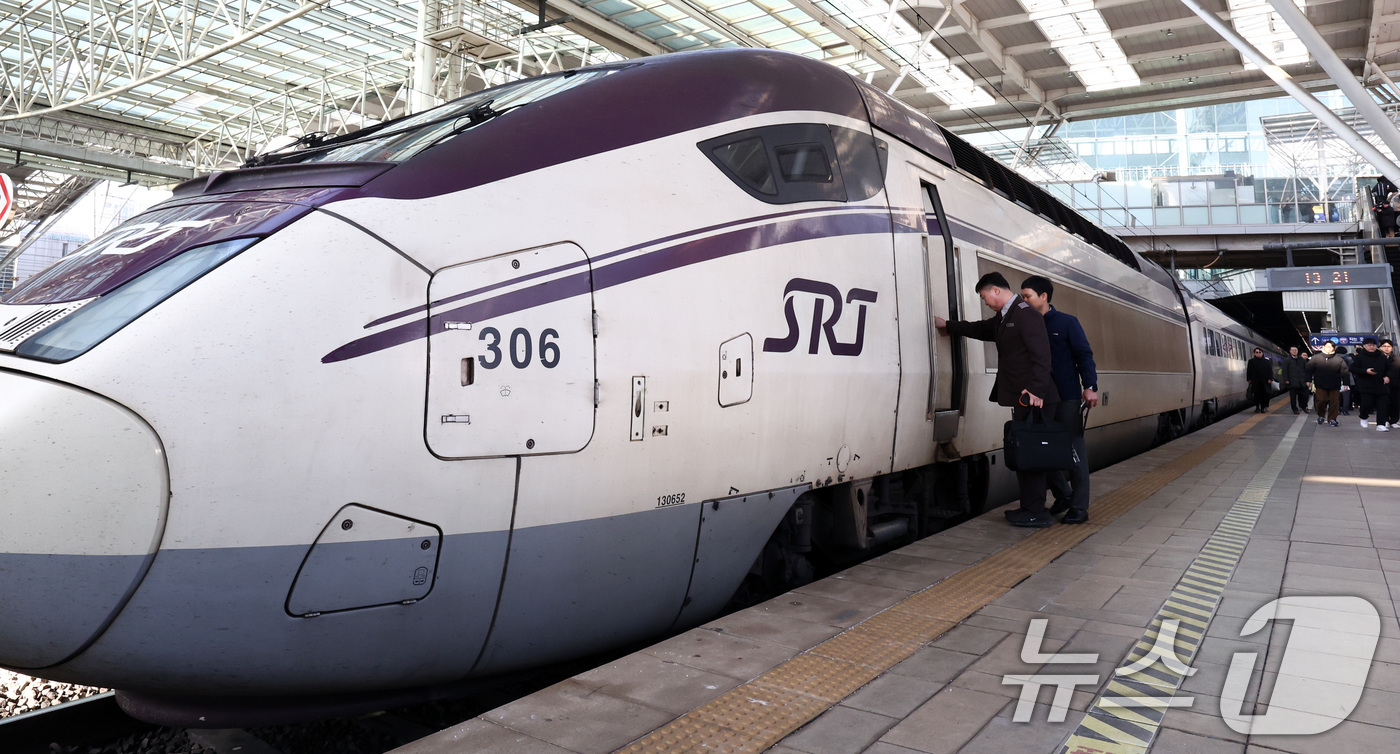 (서울=뉴스1) 최지환 기자 = 3일 오후 서울역에 정차한 SRT 열차에 기관사가 탑승하고 있다.이날 한국철도공사(코레일)와 에스알(SR)은 오는 25일 KTX가 수서역에서 출발하 …