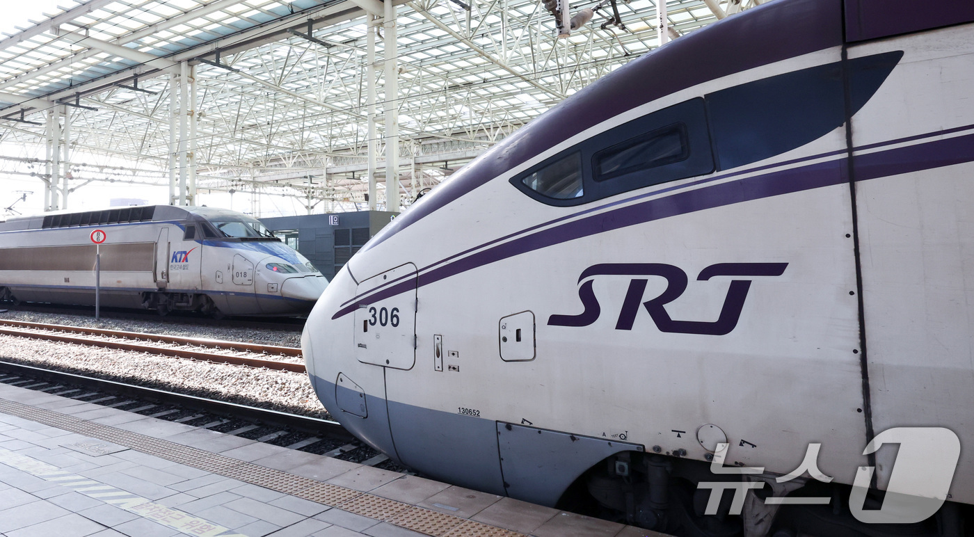 (서울=뉴스1) 최지환 기자 = SRT열차가 3일 오후 서울역에 정차해 있다.이날 한국철도공사(코레일)와 에스알(SR)은 오는 25일 KTX가 수서역에서 출발하고, SRT는 서울역 …