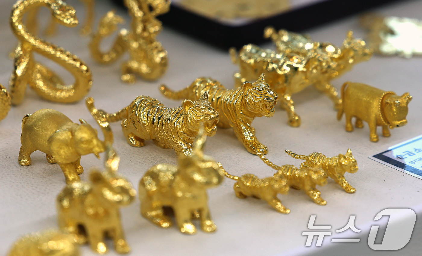 (서울=뉴스1) 구윤성 기자 = 폭락했던 금값이 다시 오름세를 보인 3일 서울의 한 금은방에 금상품이 진열돼 있다. 2026.2.3/뉴스1