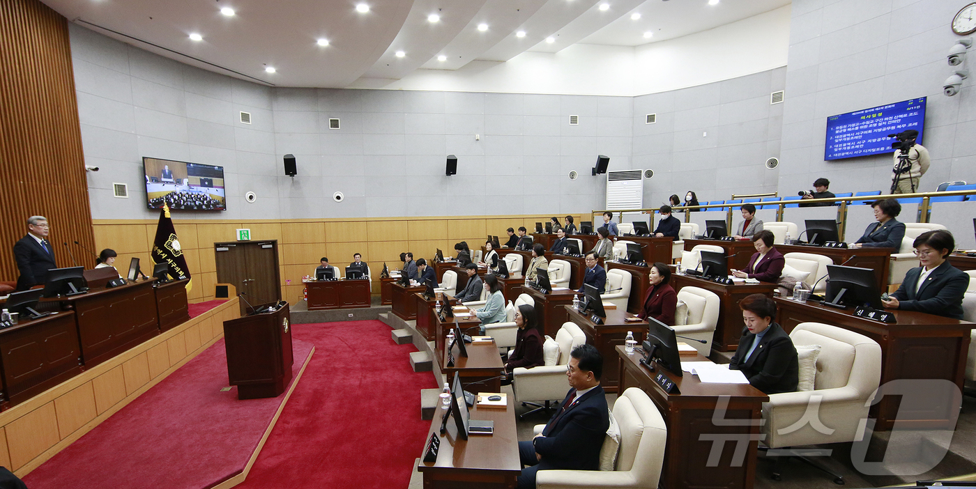 (대전=뉴스1) 이동원 기자 = 대전 서구의회(조규식 의장)는 3일 제2차 본회의를 끝으로 지난 1월 27일부터 8일간 진행한 제294회 서구의회 임시회를 마무리했다. 이번 임시회 …