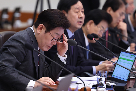 자료 살펴보는 이재명 대통령