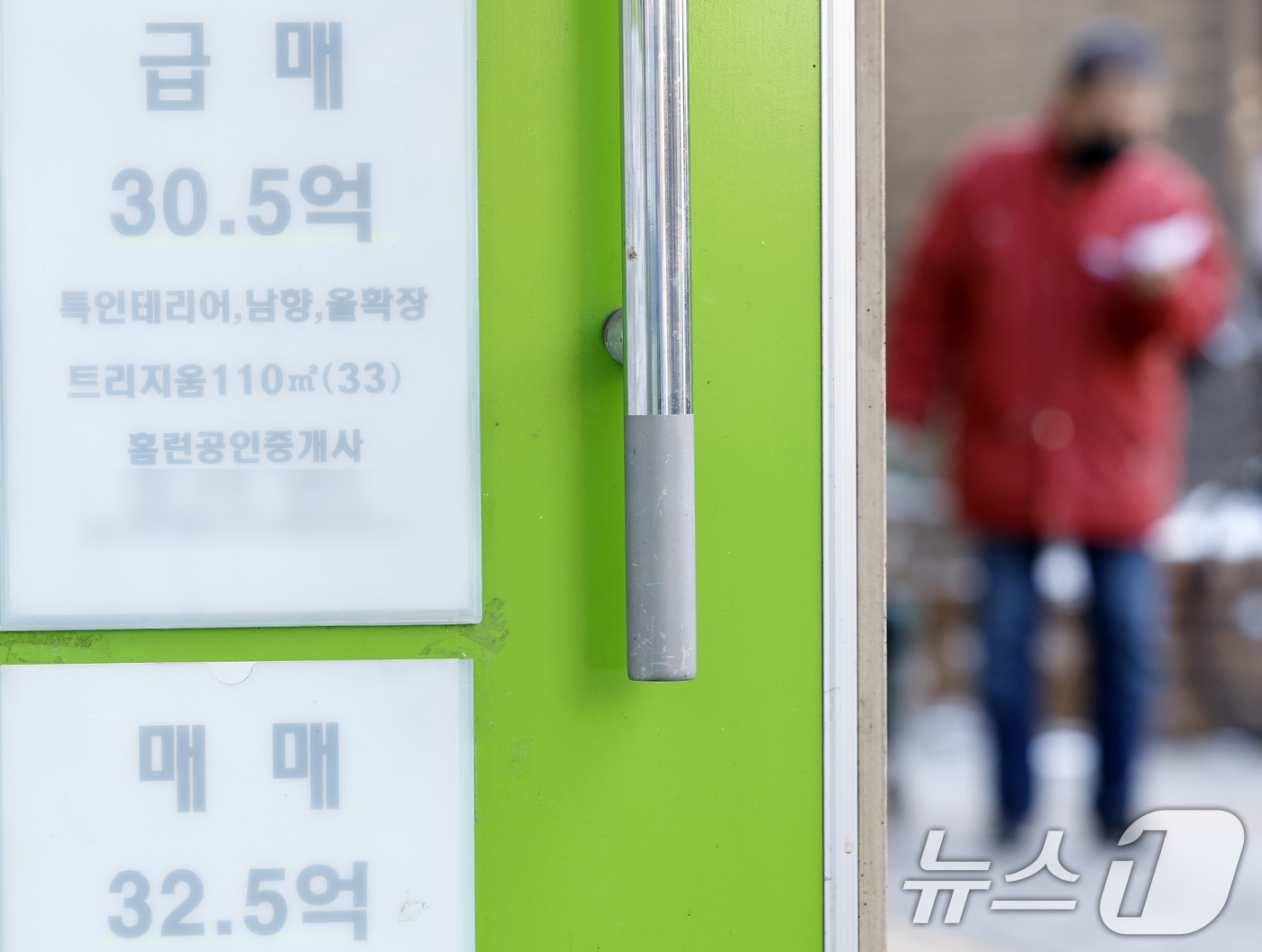 (서울=뉴스1) 박정호 기자 = 청와대가 다주택자 양도소득세 중과 유예 종료를 오는 5월 9일로 확정하며 다주택자들을 강하게 압박하는 가운데 3일 서울 송파구 한 공인중개사 사무실 …