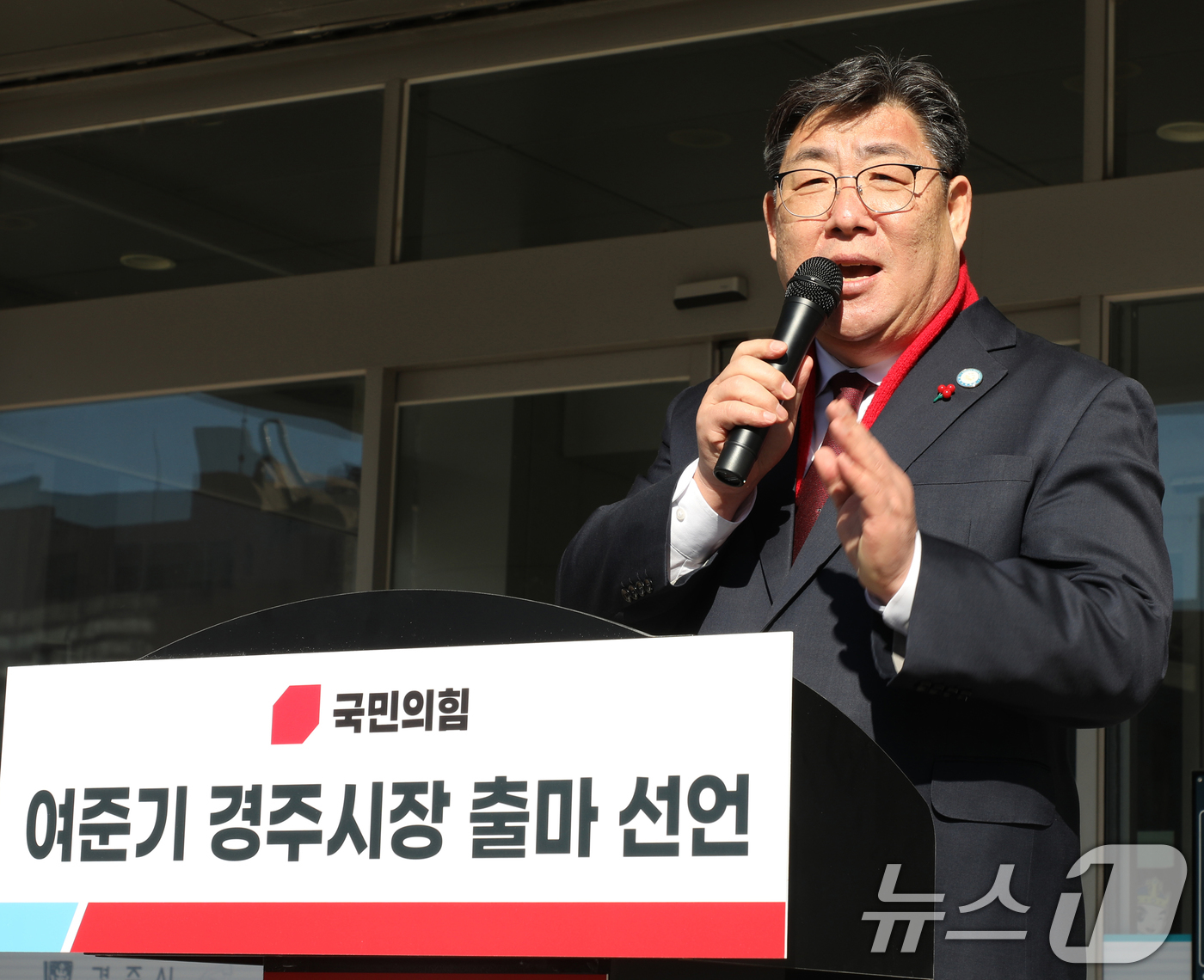 (경주=뉴스1) 최창호 기자 = 여준기 경북 경주시 체육회장이 3일 경주 시청 앞에서 6·3지방선거 경주시장 출마를 선언하고 있다. (여준기 캠프제공, 재판매 및 DB금지) 202 …