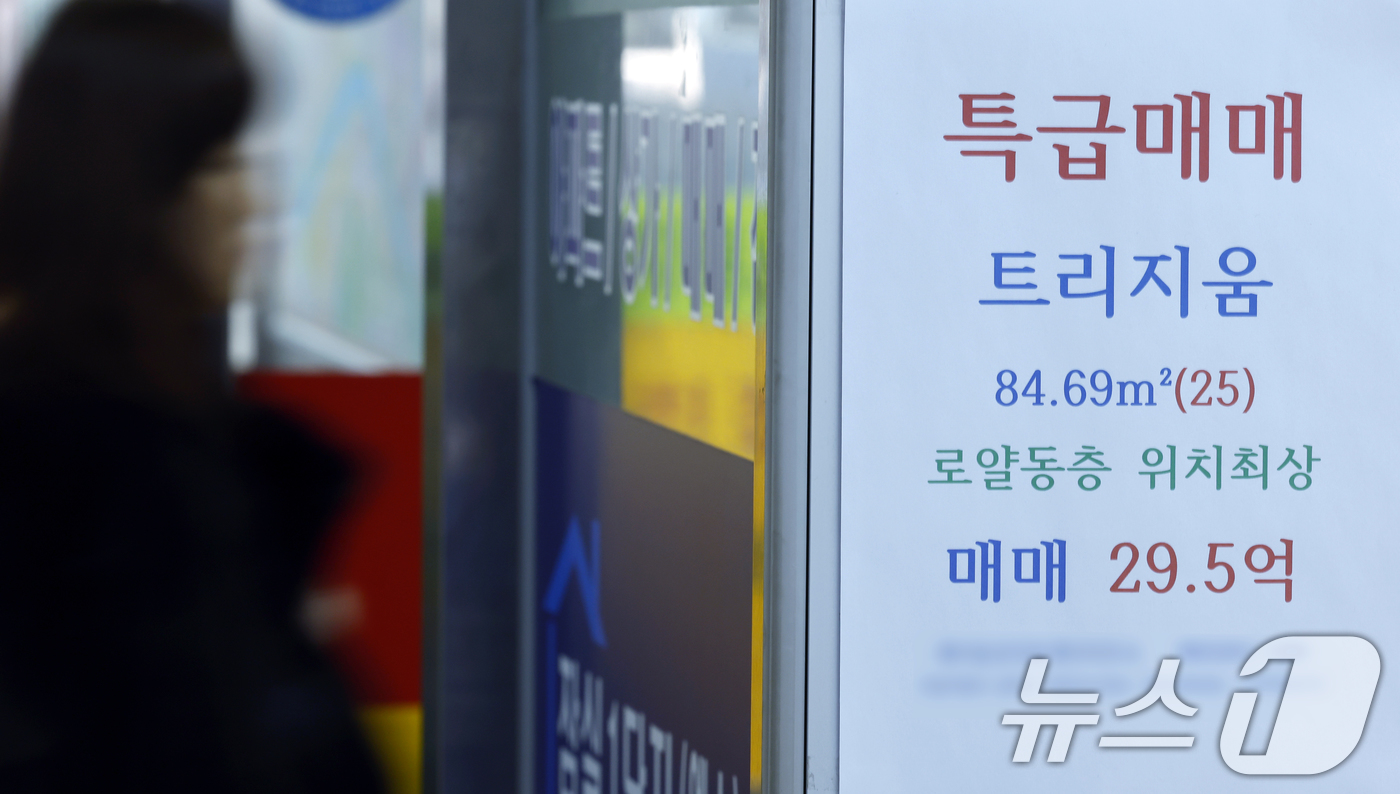 (서울=뉴스1) 박정호 기자 = 청와대가 다주택자 양도소득세 중과 유예 종료를 오는 5월 9일로 확정하며 다주택자들을 강하게 압박하는 가운데 3일 서울 송파구 한 공인중개사 사무실 …