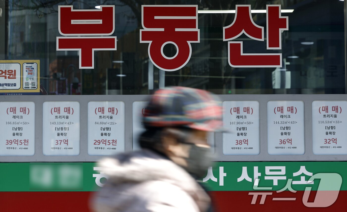 본문 이미지 - 청와대가 다주택자 양도소득세 중과 유예 종료를 오는 5월 9일로 확정하며 다주택자들을 강하게 압박하는 가운데 3일 서울 송파구 한 공인중개사 사무실에 아파트 매매 매물 안내문이 붙어 있다. 2026.2.3/뉴스1 ⓒ News1 박정호 기자