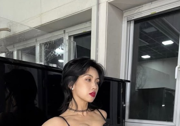 댄서 아이키, 란제리 룩에 망사 스타킹 '파격 섹시'…"옷 입어" [N샷]