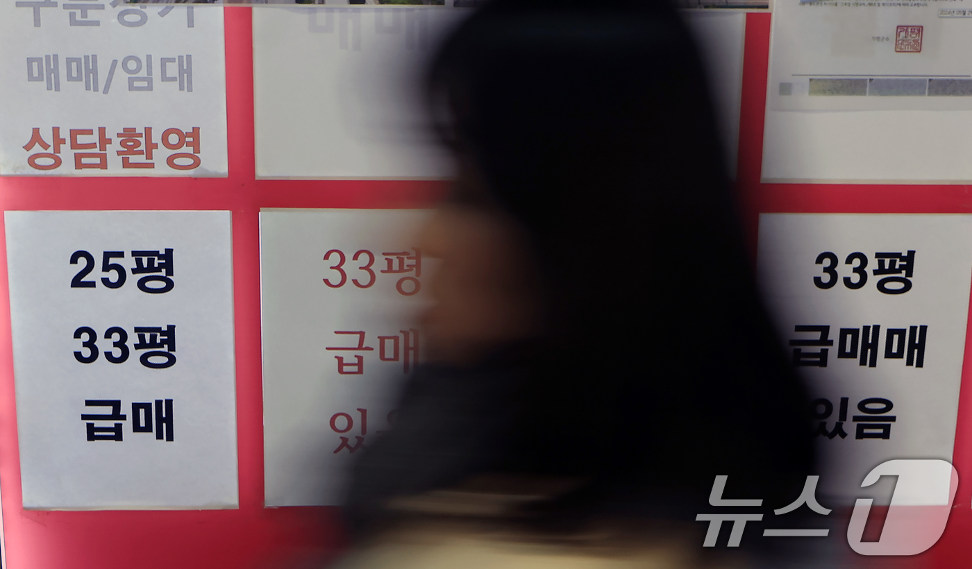 (서울=뉴스1) 박정호 기자 = 청와대가 다주택자 양도소득세 중과 유예 종료를 오는 5월 9일로 확정하며 다주택자들을 강하게 압박하는 가운데 3일 서울 송파구 한 공인중개사 사무실 …