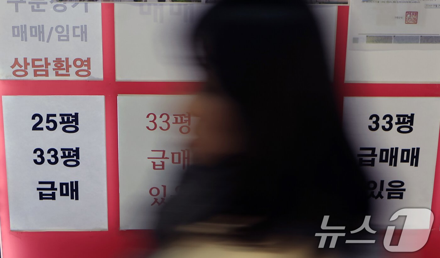 본문 이미지 - 청와대가 다주택자 양도소득세 중과 유예 종료를 오는 5월 9일로 확정하며 다주택자들을 강하게 압박하는 가운데 3일 서울 송파구 한 공인중개사 사무실에 아파트 급매 안내문이 붙어 있다.  2026.2.3/뉴스1 ⓒ News1 박정호 기자