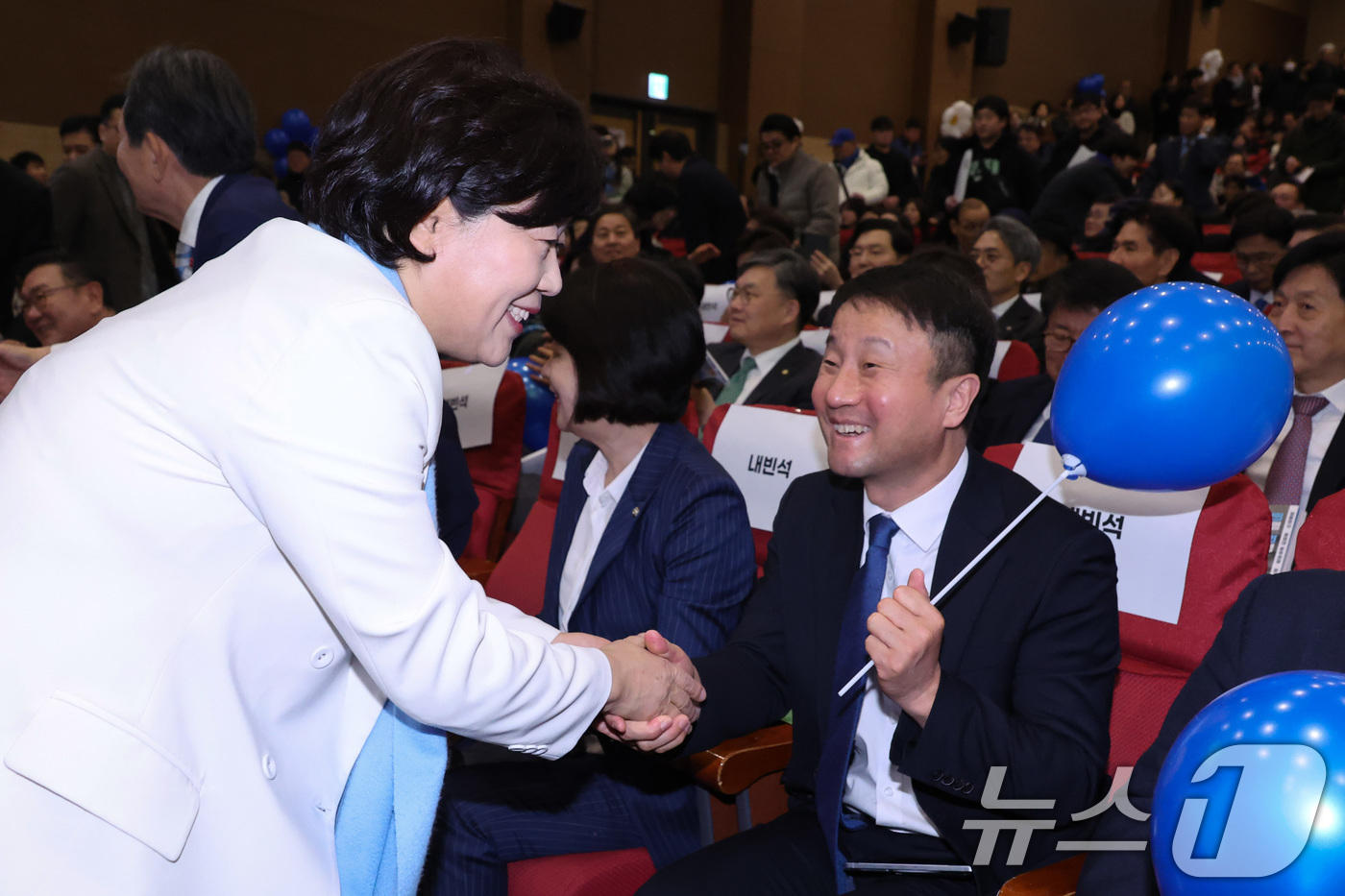 (서울=뉴스1) 신웅수 기자 = 서울시장 출마를 선언한 서영교 더불어민주당 의원이 3일 서울 여의도 국회 의원회관에서 열린 자신의 책 출판기념회에서 한병도 원내대표와 인사하고 있다 …