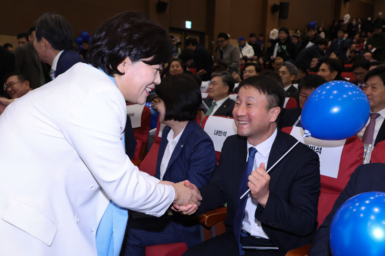 한병도 원내대표와 악수하는 서영교