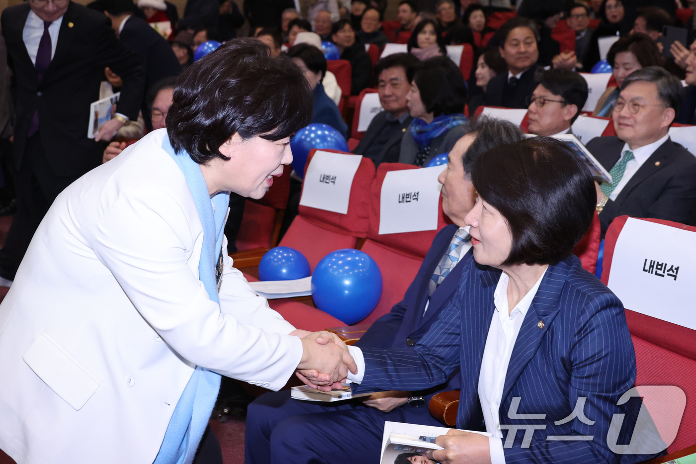 (서울=뉴스1) 신웅수 기자 = 서울시장 출마를 선언한 서영교 더불어민주당 의원이 3일 서울 여의도 국회 의원회관에서 열린 자신의 책 출판기념회에서 추미애 의원과 인사하고 있다. …