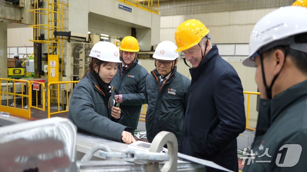 본문 이미지 - 3일 한화에어로스페이스 창원사업장을 방문한 스티븐 퓨어 캐나다 국방조달 특임장관(왼쪽에서 네번째)과 글렌 코플랜드 한화오션 캐나다 지사장(왼쪽 두번째), 손재일 한화에어로스페이스 대표이사(왼쪽 세번째)의 모습(한화에어로스페이스 제공). 2026.02.03.