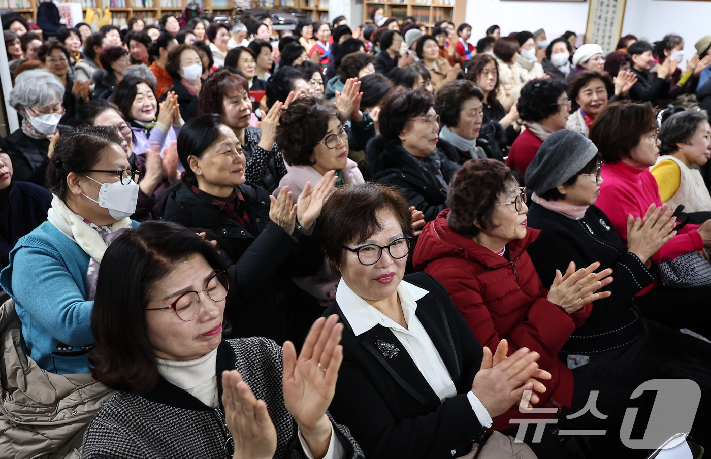 (서울=뉴스1) 김도우 기자 = 3일 서울 마포구 일성여자중고등학교에서 열린 제9회 내 생각 말하기 대회에서 만학도들이 열띤 응원을 펼치고 있다. 2026.2.3/뉴스1